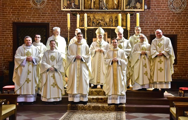 Nowi prezbiterzy diecezji toruńskiej – ks. Dawid Szczodrowski i ks. Szymon Stawicki (w środku)