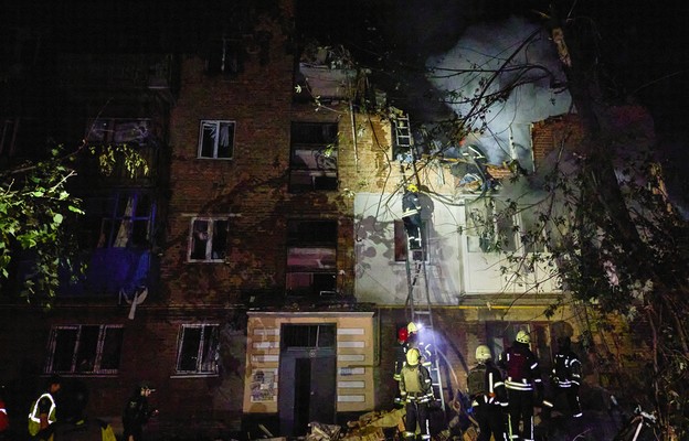 Ukraińscy ratownicy na miejscu ostrzału budynku mieszkalnego w Charkowie