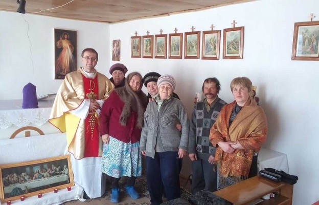 ksiądz Tomasz Pyś z wiernymi w Kazachstanie