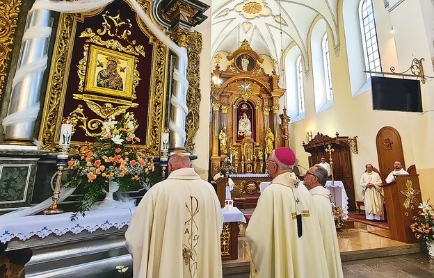 Kapłani zawierzyli parafię Matce Bożej