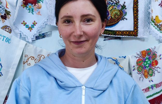 Inna Kołotyło kieruje pracą młodych wolontariuszy. 