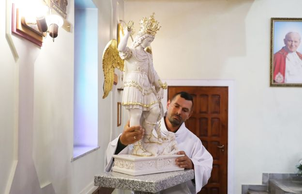 Wałbrzych. Wprowadzili figurę świętego Michała Archanioła