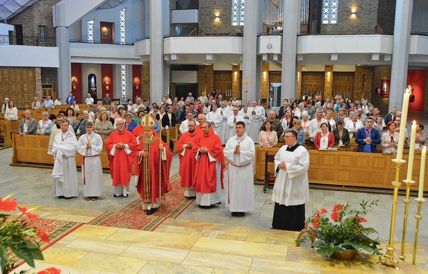 Do sanktuarium św. Maksymiliana przybyło kilkaset osób, małżeństw, rodzin z dziećmi