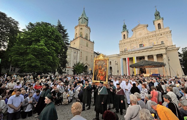 Maryjne uroczystości wieńczy procesja różańcowa
