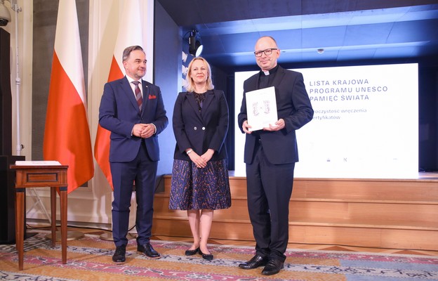 Dyrektor Archiwum ks. dr Michał Sołomieniuk (P) odbiera certyfikat dla dokumentu papieża Innocentego II dla arcybiskupstwa gnieźnieńskiego (1136 r.) przechowywanego w Archiwum Archidiecezji Gnieźnieńskiej