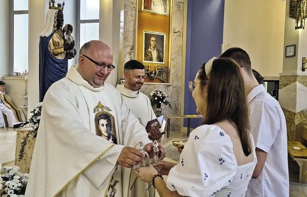 Liturgii przewodniczył ks. Piotr Baraniewicz (z lewej)