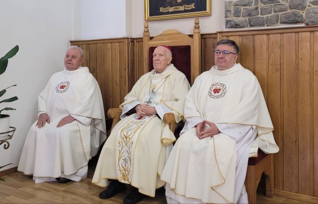 Bp Ignacy Dec wraz z koncelebransami, ojcami sercanami białymi