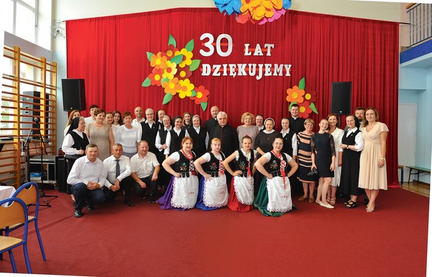 Pamiątkowe zdjęcie uczestników uroczystości jubileuszowej