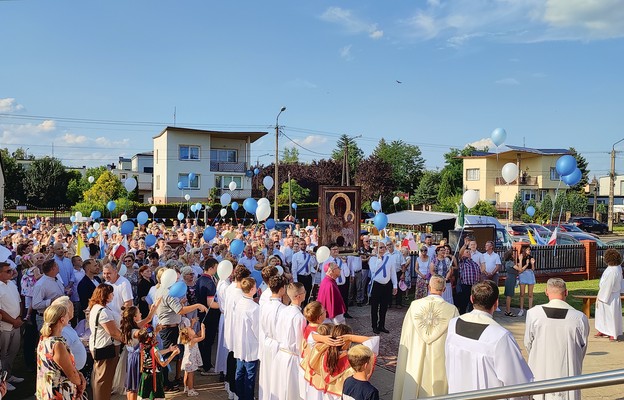 Dzieci wypuściły w niebo balony na cześć Matki Bożej