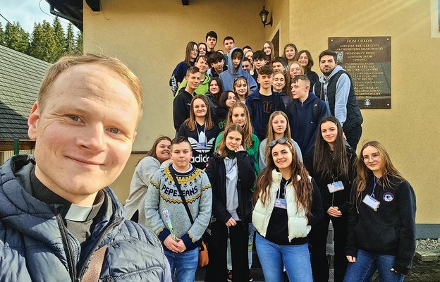 Dla kolejnych pokoleń parafian – tu Grupa Apostolska z ks. Dominikiem Kowynią – bł. Aniela jest orędowniczką w niebie