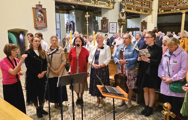 Liturgię ubogacił śpiew oazowej grupy muzycznej