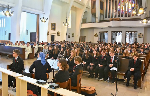 Oprawę liturgii zapewnili uczniowie KLO