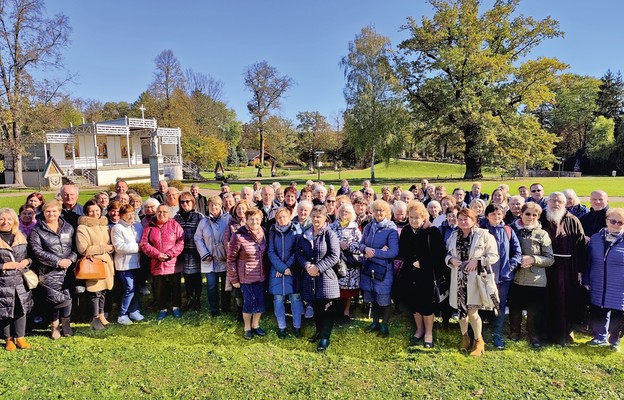 Uczestnicy kongresu na placu sanktuaryjnym w Dębowcu