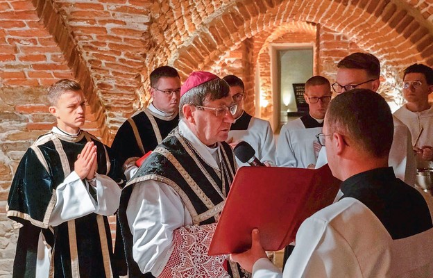 Modlitwa za zmarłych w podziemiach archikatedry