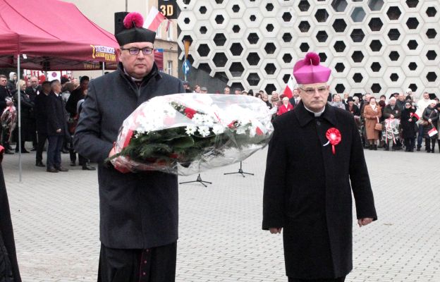 Bp Marek Mendyk z ks. prał. Markiem Babuśką podczas uroczystości niepodległościowych