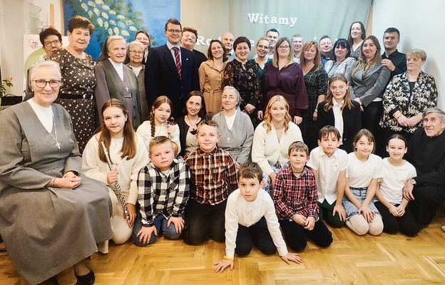 Salezjanie Współpracownicy przy wspólnocie Sióstr Salezjanek w Sokołowie Podlaskim wraz z rodzinami