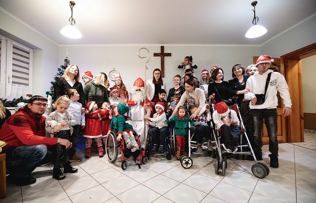 W Domu Pielgrzyma „Przystanek Ufność” mikołaj zrealizował marzenia najbardziej potrzebujących dzieci