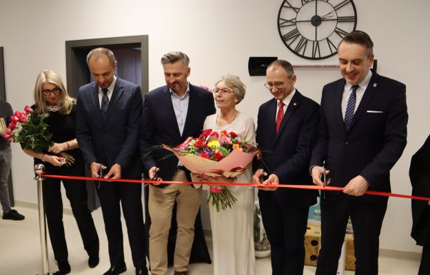 Obejmuje opieką rodziny