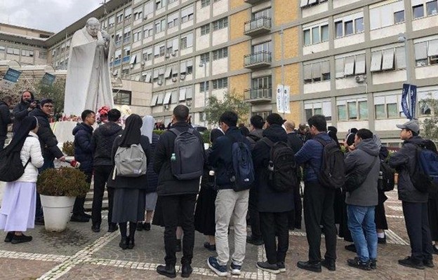 Modlitwa o zdrowie Papieża przed kliniką Gemelli