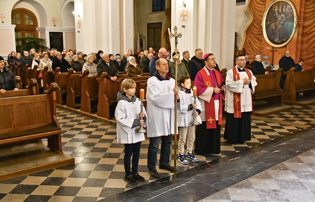 Wierni na czele z pasterzem diecezji rozważali stacje Drogi Krzyżowej