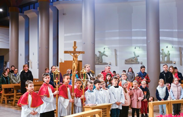 Przybywa dzieci uczestniczących w Drodze Krzyżowej