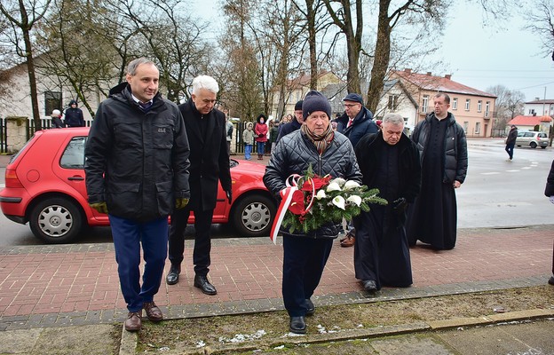 Złożenie kwiatów w miejscu pamięci