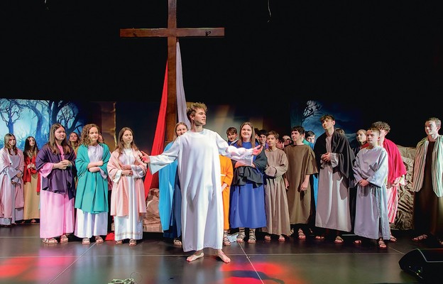 Nasz Bóg jest wielki – przekonywali ze sceny młodzi twórcy