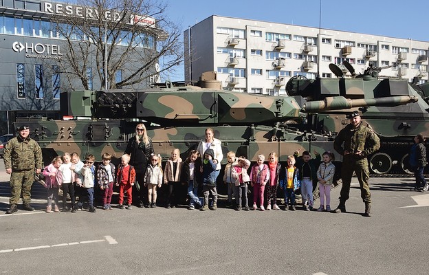 Piknik militarny z pokazem sprzętu wojskowego