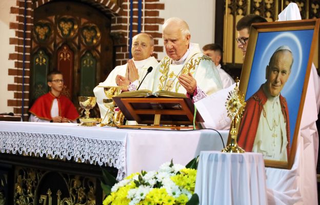 Bp Ignacy Dec podczas Mszy św. rocznicowej w Wałbrzyskiej Kolegiacie