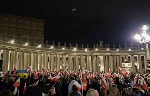 Tłumy Polaków zaśpiewało św. Janowi Pawłowi II 