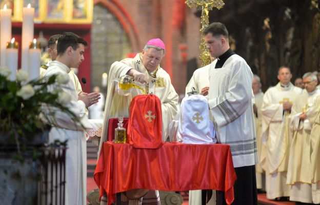 Arcybiskup pobłogosławił oleje chorych i katechumenów oraz poświęcił krzyżmo. 