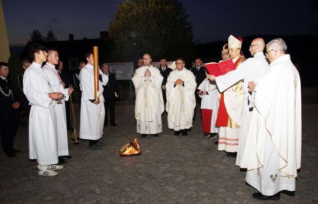 Bp Adam Bałabuch przewodniczy obrzędowi poświęcenia ognia przed kościołem św. Bartłomieja Apostoła w Kudowie-Zdroju. 