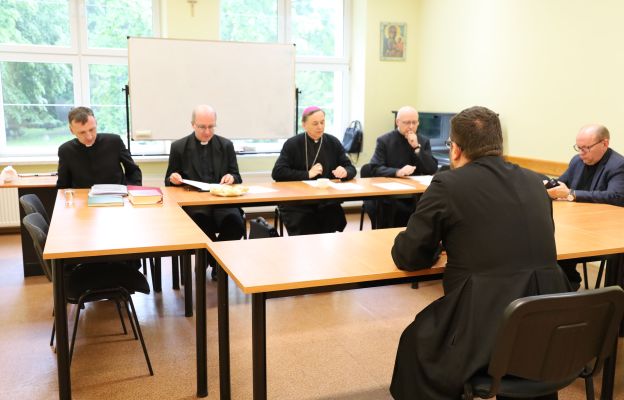 Księża podczas egzaminu proboszczowskiego przed komisją złożoną z przedstawicieli Świdnickiej Kurii Biskupiej.