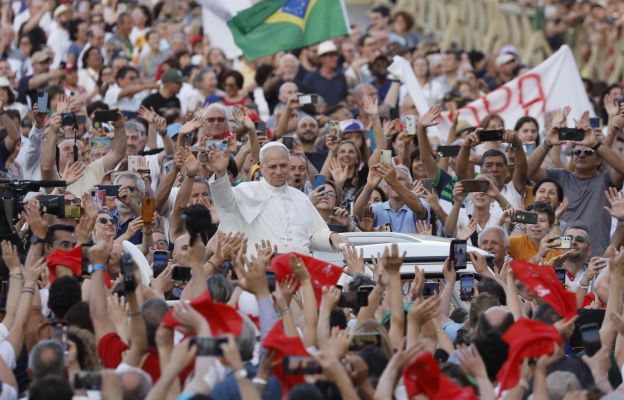 Papież Leon XIV na Placu Św. Piotra