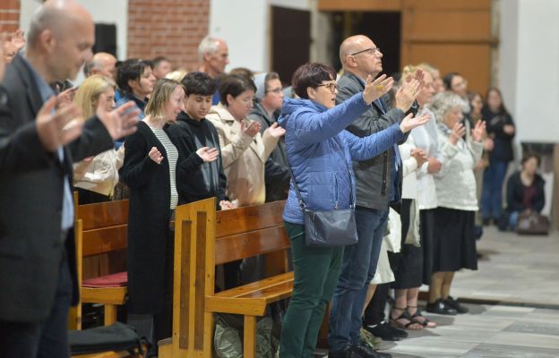 Modlitwa uwielbienia podczas czuwania