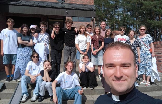 Ksiądz Szymon wraz z młodzieżą