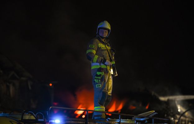 Pożar dachu budynku mieszkalnego na osiedlu Kopernika w podwarszawskich Ząbkach