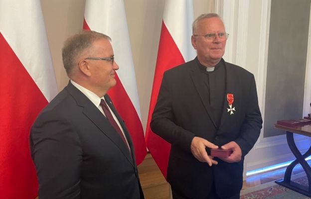 Ks. prał. Piotr Śliwka po odebraniu Krzyża Oficerskiego Orderu Odrodzenia Polski z rąk ministra Andrzeja Dery w Belwederze.