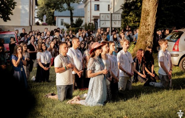 Młodzież podczas Eucharystii