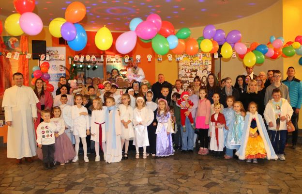 Wśród wielu dzieci i rodziców przebranych za świętych można było zauważyć, m.in. św. Ojca Pio, św. Jana Pawła II, św. Franciszka, św. s. Faustynę, św. Jadwigę, św. Mikołaja, św. Marka, św. Piotra, oraz anioły i wielu innych.